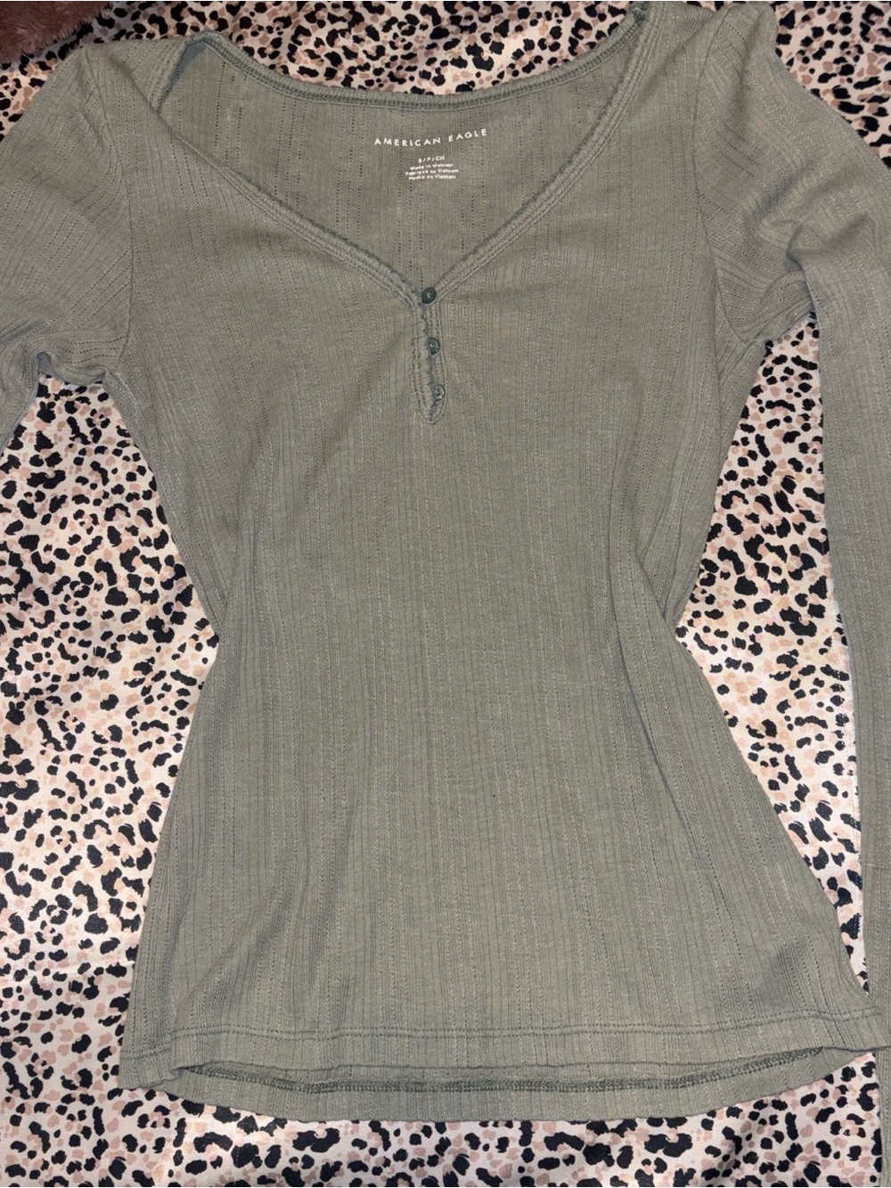 American Eagle Outfitters Women's Olive Green Ribbed Henley Top 🐢